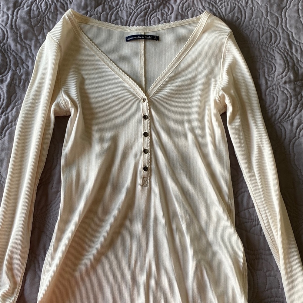 Abercrombie & Fitch V neck shirt